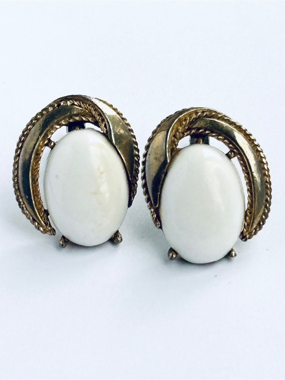 Crown Trifari Signed Vintage 1950s White Cabochon Gold Tone Clip On Earrings